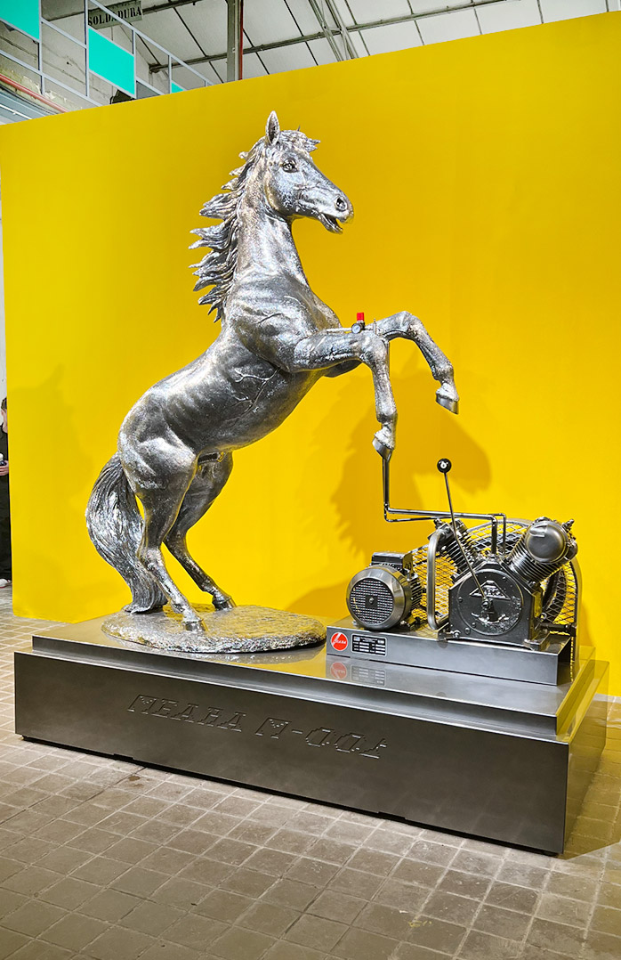 Meara M-001 bronze sculpture at Veta Galeria.